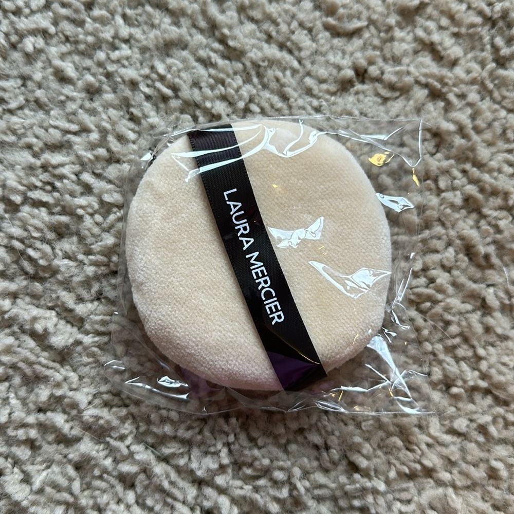 Laura Mercier Makeup Puff - Picture 2 of 3